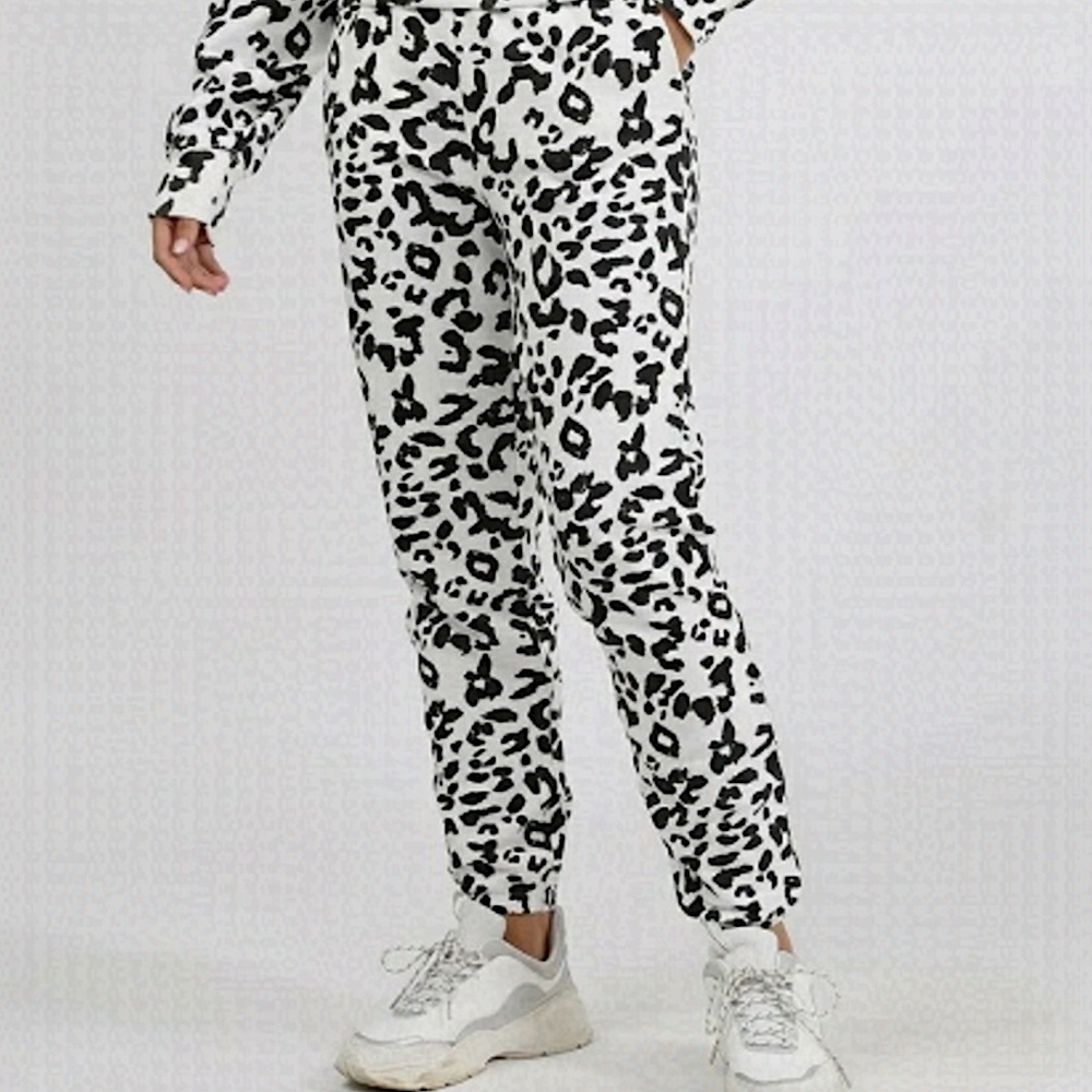 Brunette the Label “Best Friend Jogger” in Snow Leopard. Size M/L.